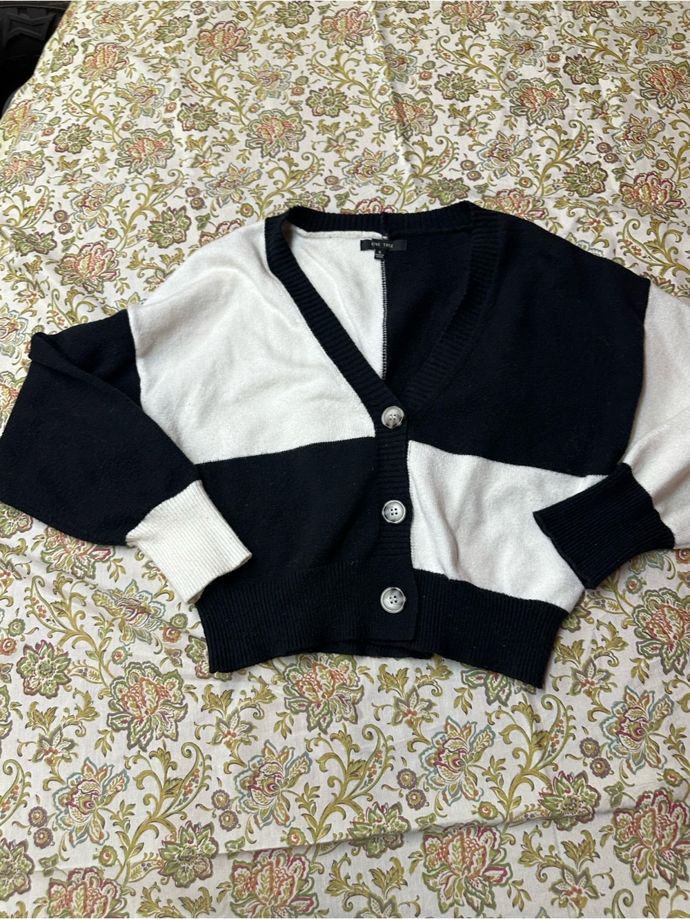 Love Tree Black & White Cropped Colorblock V-Neck Cardigan